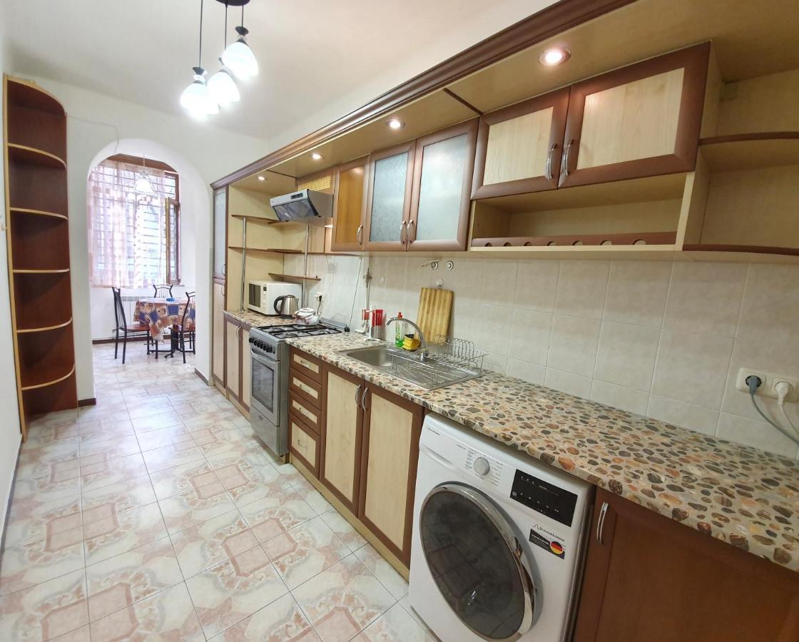 Cozy Apartment Near Opera House Yerevan Exterior photo