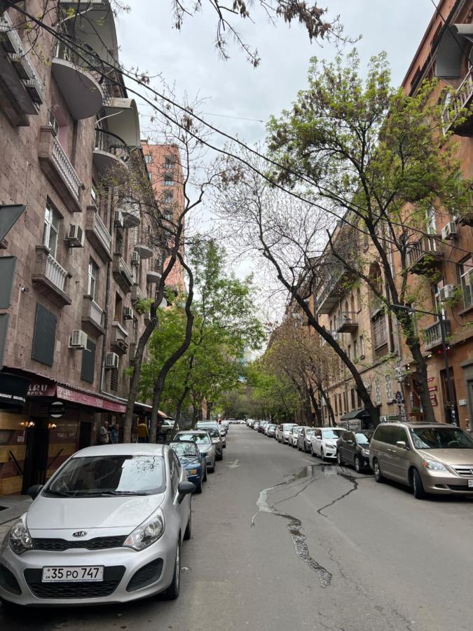 Cozy Apartment Near Opera House Yerevan Exterior photo